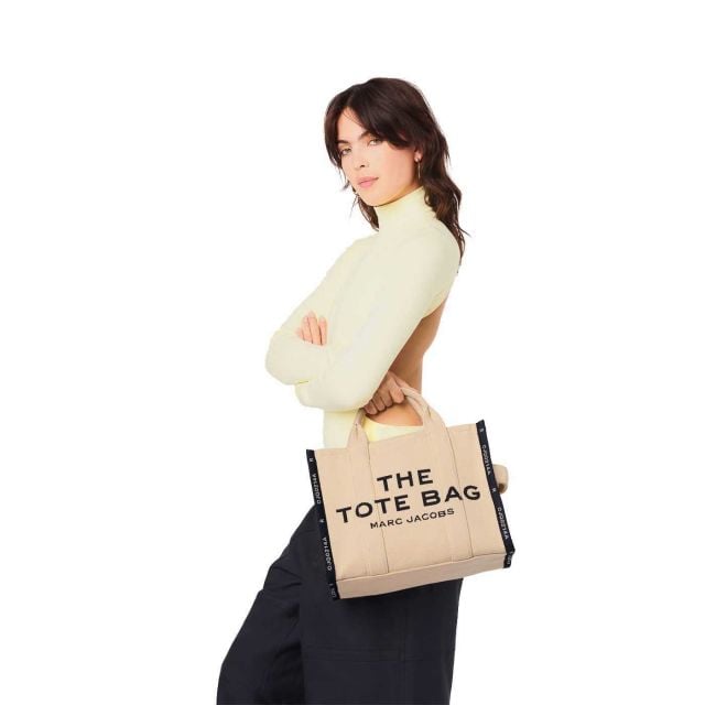 トートバッグ The Medium Tote Bag Jacquard - Marc Jacobs - Warm Sand - Co Marc Jacobs The Jacquard Medium Tote Bag in Warm Sand | REVOLVE